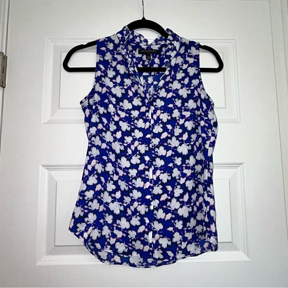 Banana Republic Floral Print Split Neck Sleeveless Blouse Top